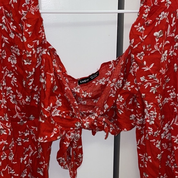 π€ 3/$15 Red Floral Print Knot Front Crop Top - Picture 5 of 6